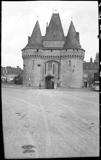 Vue d'ensemble de la porte de ville fortifiée