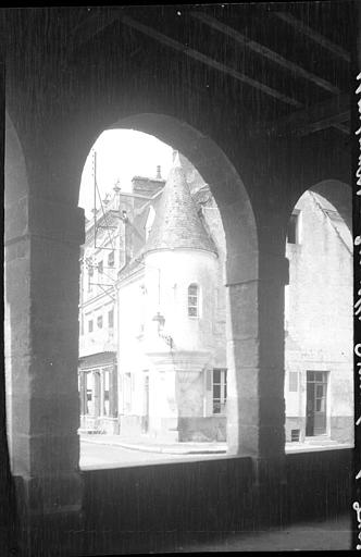 Tourelle d'angle sur façade, vue prise d'une arcade