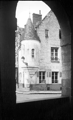 Tourelle d'angle sur façade, vue prise d'une arcade