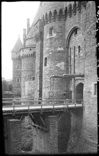 Pont-levis et tours rondes à mâchicoulis