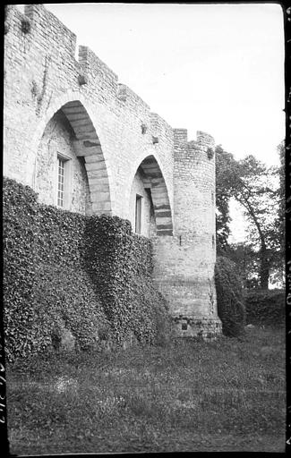 Façade latérale, fenêtres et tour