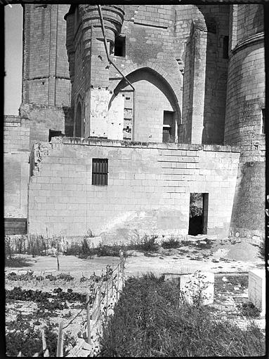 Entrée, soubassement des tours