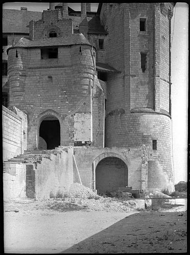 Escalier et porche, tour