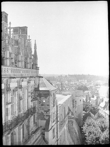 Façade et vue sur la ville en contrebas