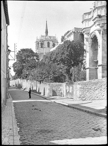 Rue longeant le château