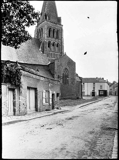 Clocher depuis une rue