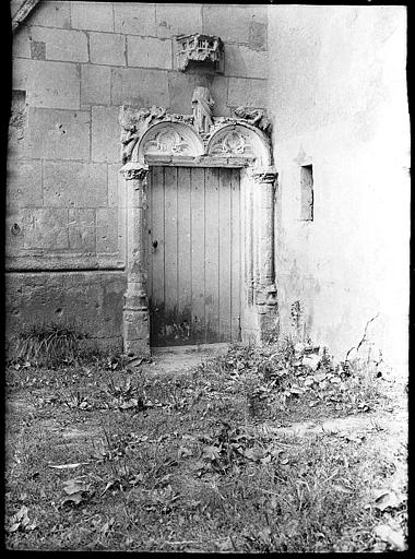 Porte sculptée de l'église