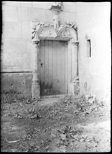 Porte sculptée de l'église