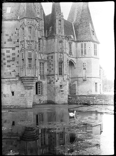 Châtelet d'entrée et pont sur douves