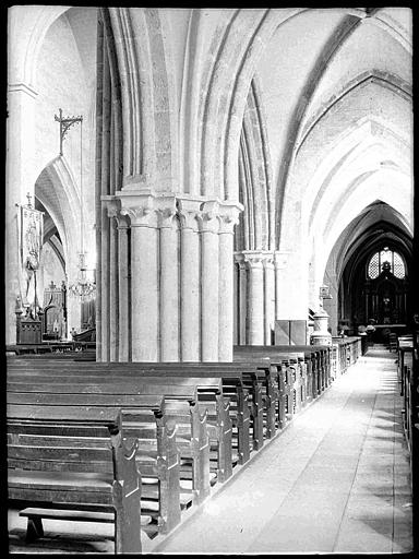 Intérieur : nef prise de l'entrée