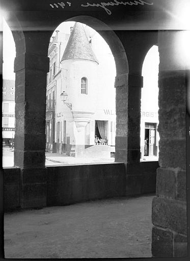 Tourelle d'angle sur une auberge, prise d'une arcade