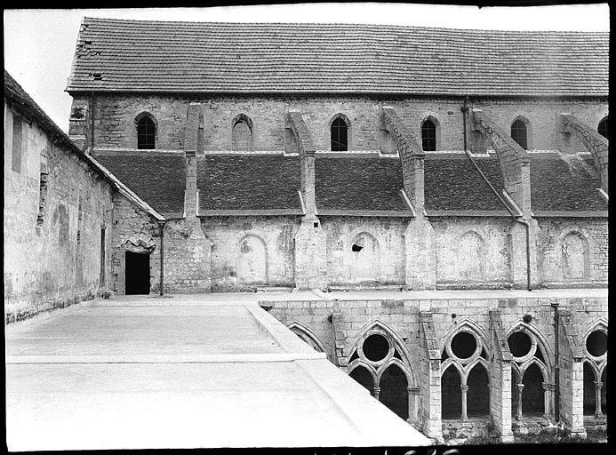 Cloître pris de la terrasse