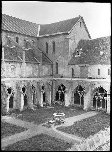 Cloître pris de la terrasse