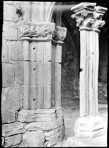 Cloître : piliers à l'angle est