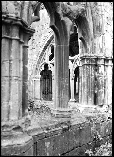 Cloître : arcade prise d'un pilier