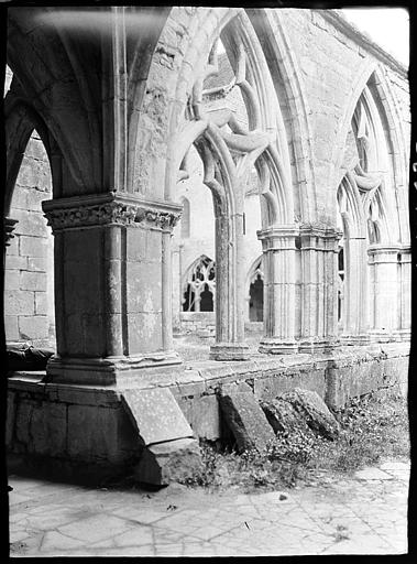 Cloître : angle sud-ouest