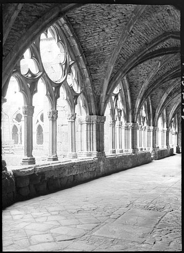 Cloître : galerie prise d'un angle