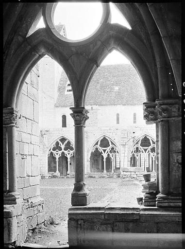 Cloître : cour prise d'une arcade