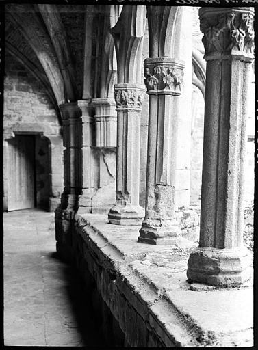 Cloître : colonnes d'une galerie