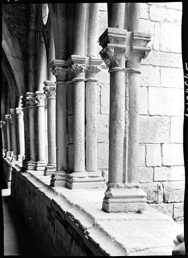 Cloître : colonnes de la galerie ouest