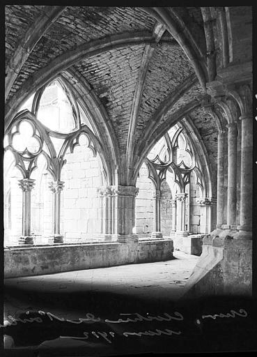 Cloître : voûte d'une galerie