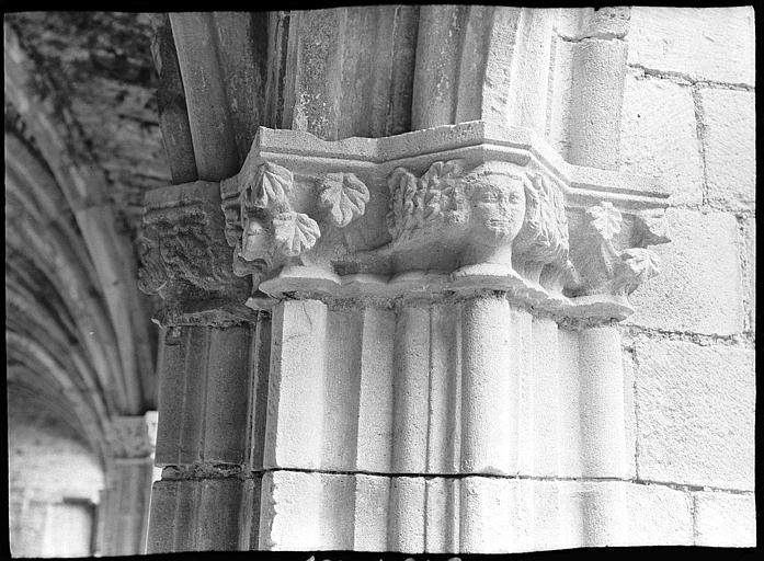 Cloître : chapiteau près de l'angle nord-est