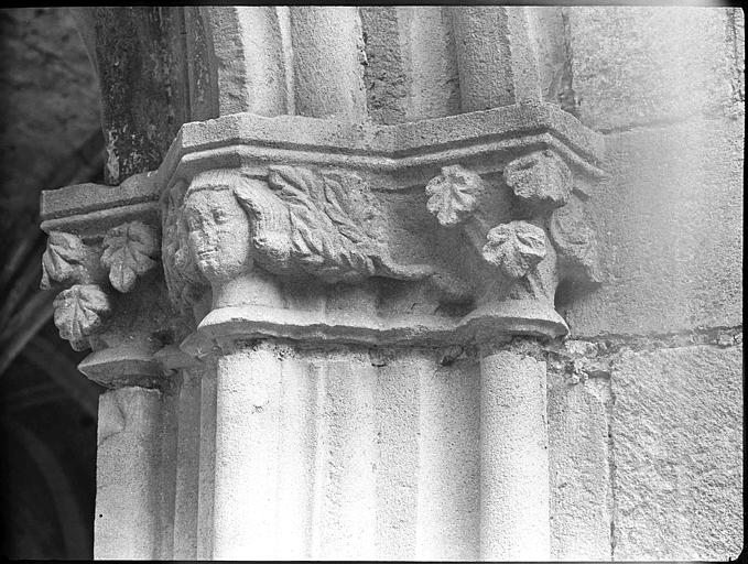 Cloître : chapiteau d'une galerie