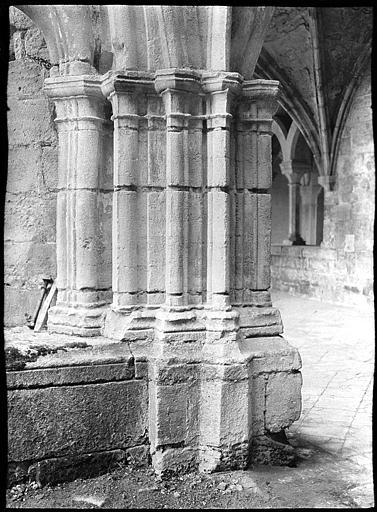 Cloître : piliers à l'angle sud-est