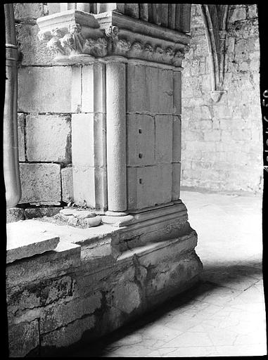 Cloître : socle d'un pilier à l'angle nord-est