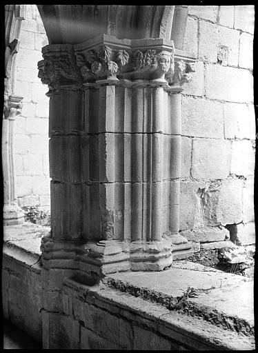 Cloître : piliers et chapiteau