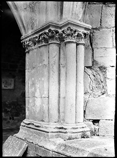 Cloître : pilier à l'angle sud-ouest