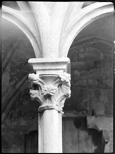 Cloître : chapiteau d'une galerie