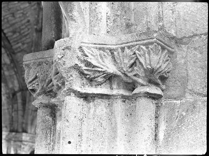 Cloître : chapiteau d'une galerie