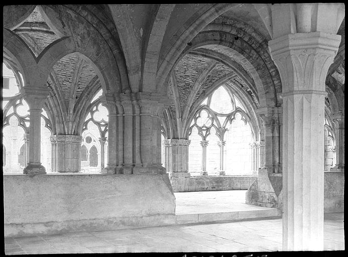 Cloître vu du fond de la salle capitulaire