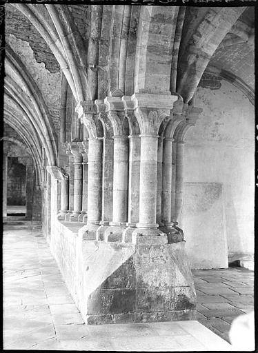 Piliers entre le cloître et la salle capitulaire