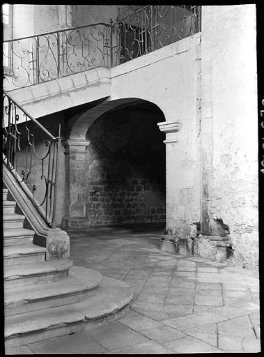 Réfectoire : escalier vu de l'entrée sur le cloître