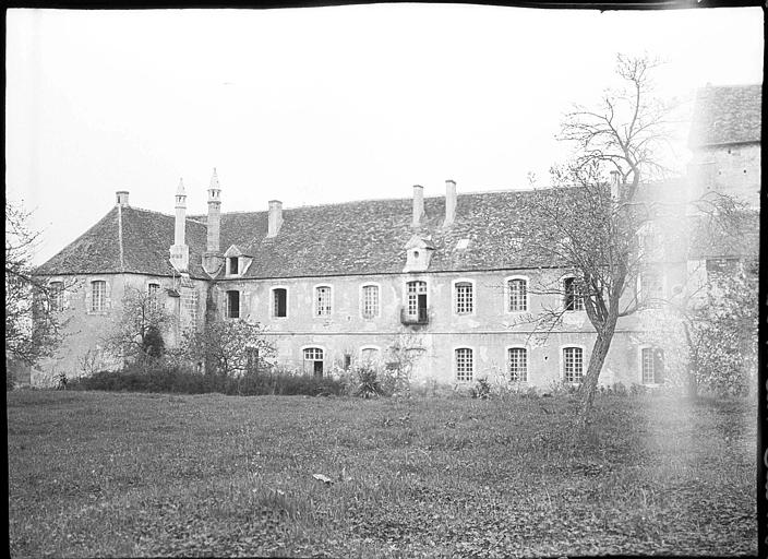 Façade près du choeur de l'église