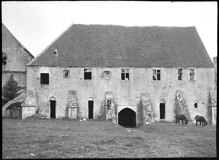 Façade à gauche de l'entrée