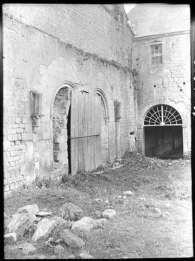 Entrée de l'église et ancien porche