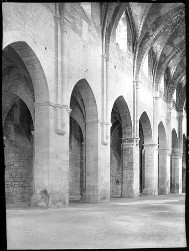 Intérieur : nef de l'église prise du transept