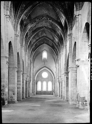 Intérieur : nef de l'église prise de l'entrée