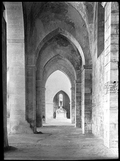 Intérieur : bas-côté droit de l'église