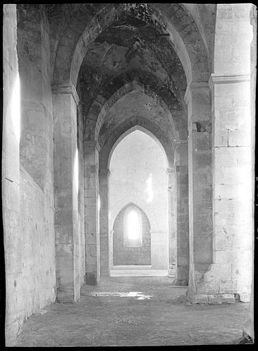 Intérieur : bas-côté gauche de l'église