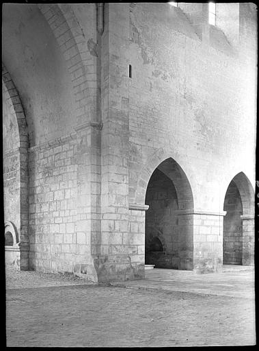 Intérieur de l'église : angle du transept