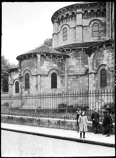 Abside, enfants devant la grille