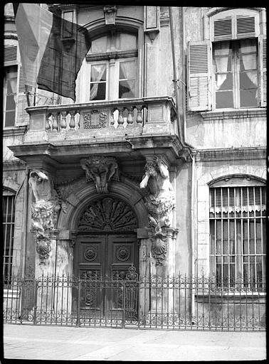 Porte de Puget aux deux atlantes