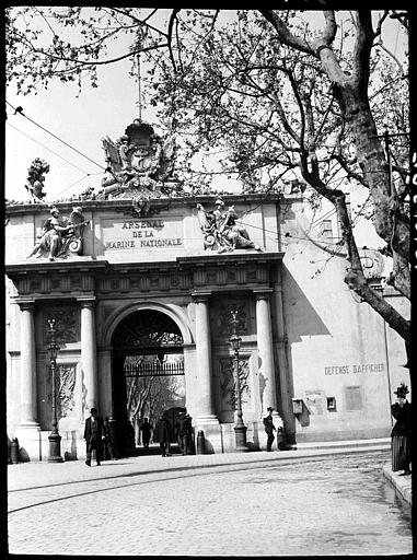 Porte de l'ancien arsenal