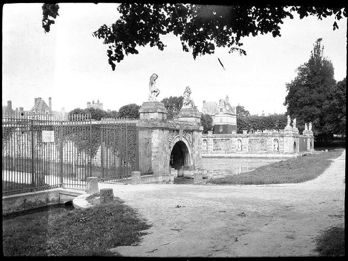 Grille et statues à l'entrée du parc