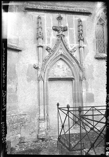 Porte intérieure à gable en accolade