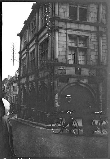 Façade sur rue, galerie du rez-de-chaussée